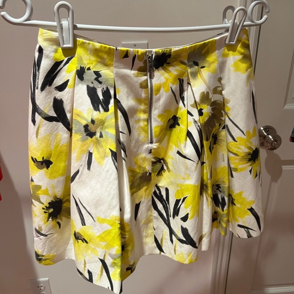 Alice + Olivia Connor' Floral Print Miniskirt. Size 2 - Picture 3 of 10